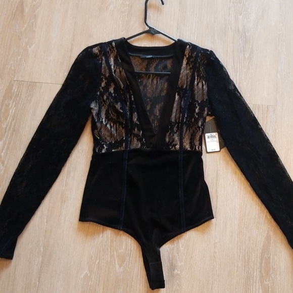 Guess Tops - Guess bodysuit